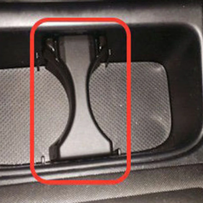 Автомобильный разделитель подстаканника вставленный в центральную консоль