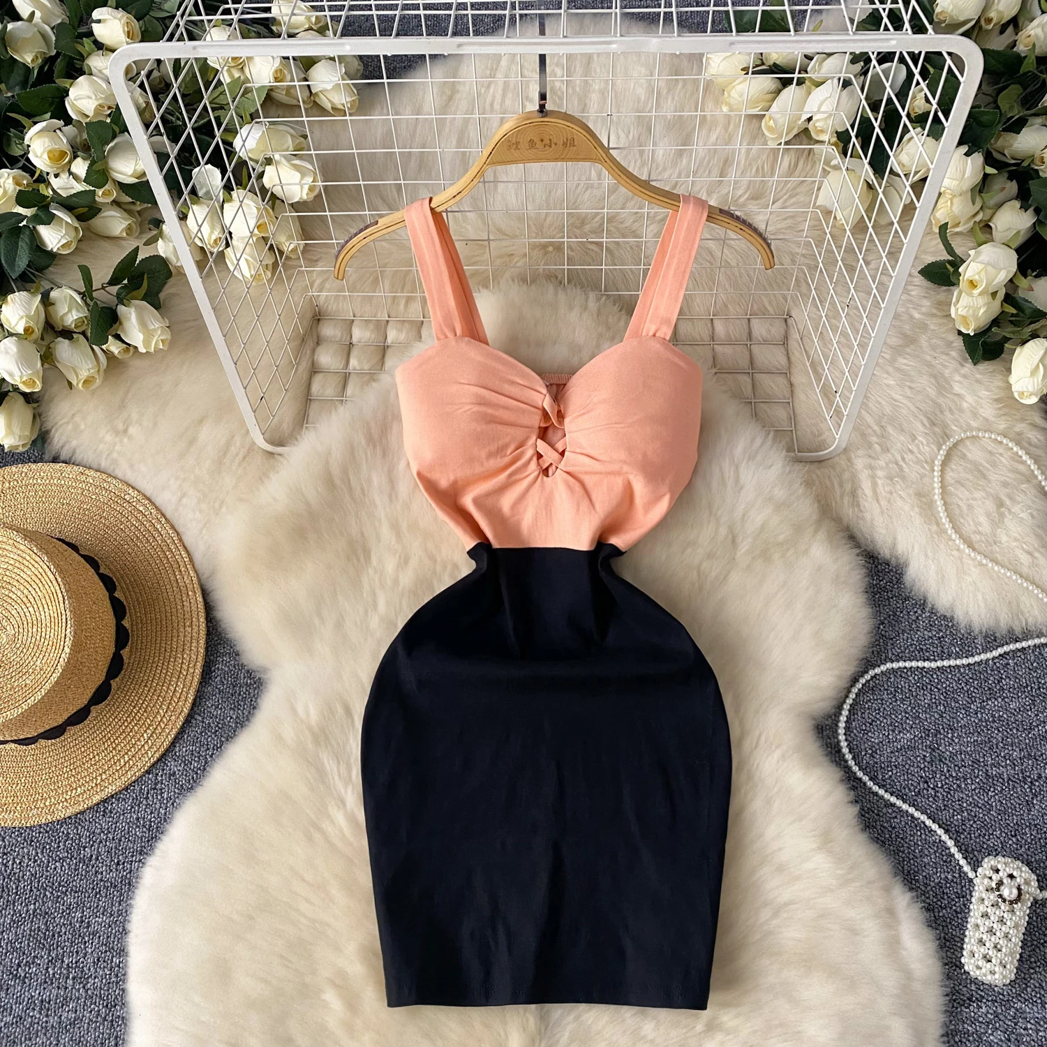 Элегантное лоскутное платье с высокой талией вырезами и открытой спиной