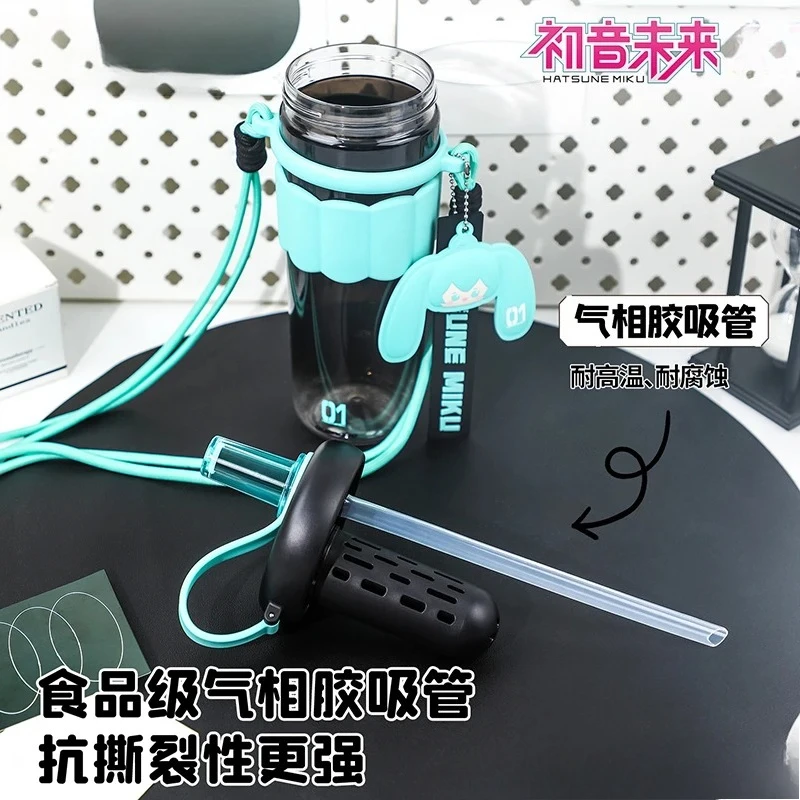 Фото Анимационная бутылка для воды Hatsune Miku, стильный дизайн, большая вместимость, креативный подарок для девочек, идеально подходит для путешествий и спорта. №5