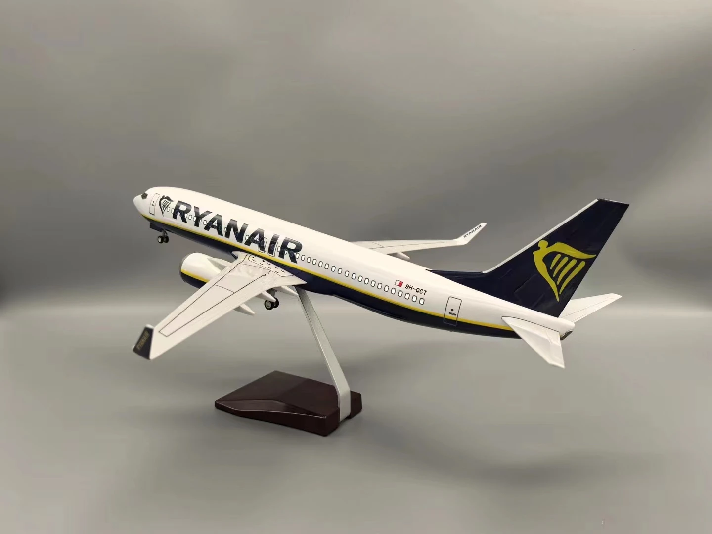 Фото Масштаб 47 см 737 Модель самолета Ryanair b737 Модель самолета Комплект модели самолета со светодиодной подсветкой Материал из искусственной смолы с высокой имитацией №4