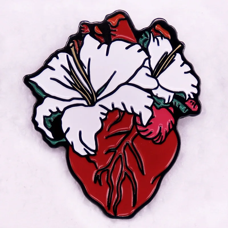 

Белая металлическая брошь в виде сердца лилии в металлическом проекте