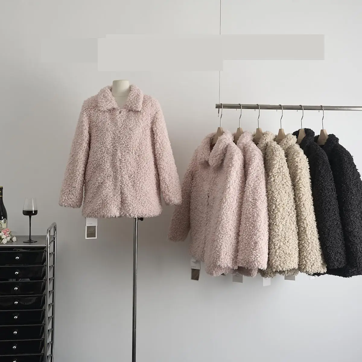 Розовое экологически чистое женское осенне-зимнее меховое пальто из