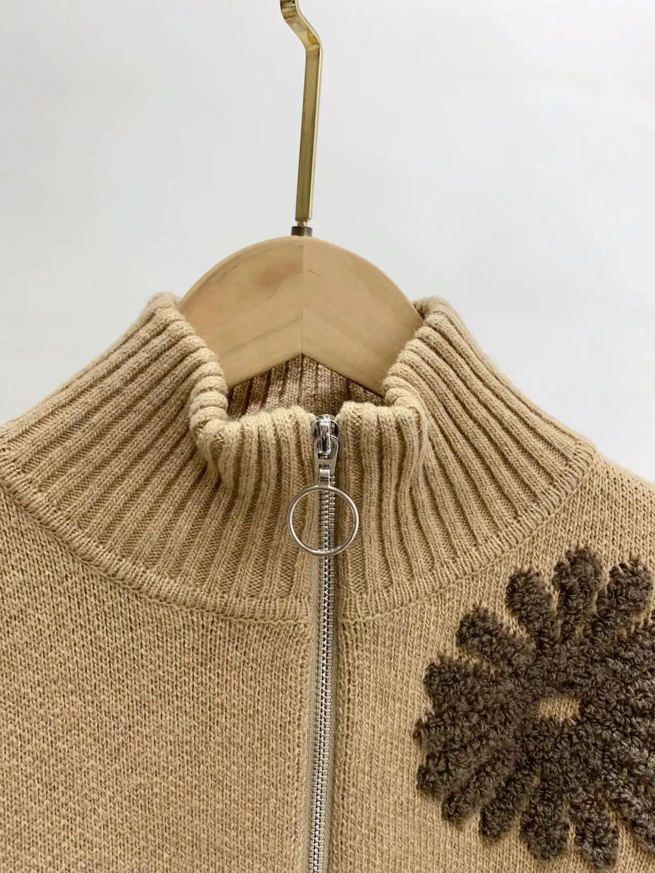 

Женский вязаный свитер, жаккардовый кардиган на молнии с объемными маргаритками и полувысоким воротником