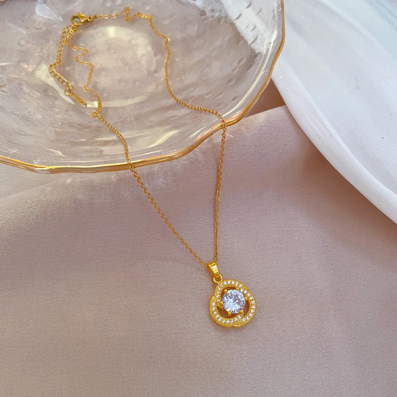 Колье из титановой стали с микроалмазами "Камелия" для женщин с орнаментом из жемчуга, сетчатая красная цепочка на ключице.