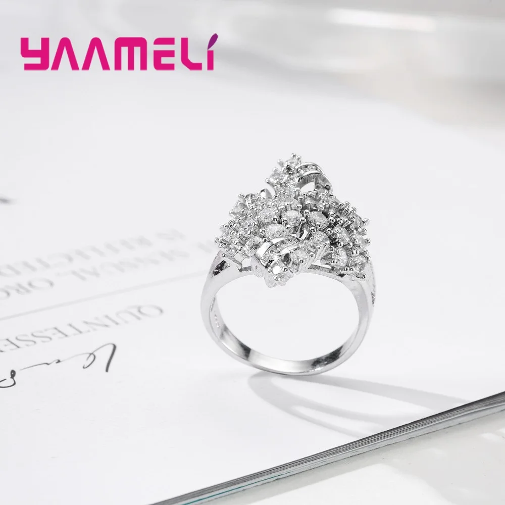 Женское кольцо из серебра 925 пробы с фианитами