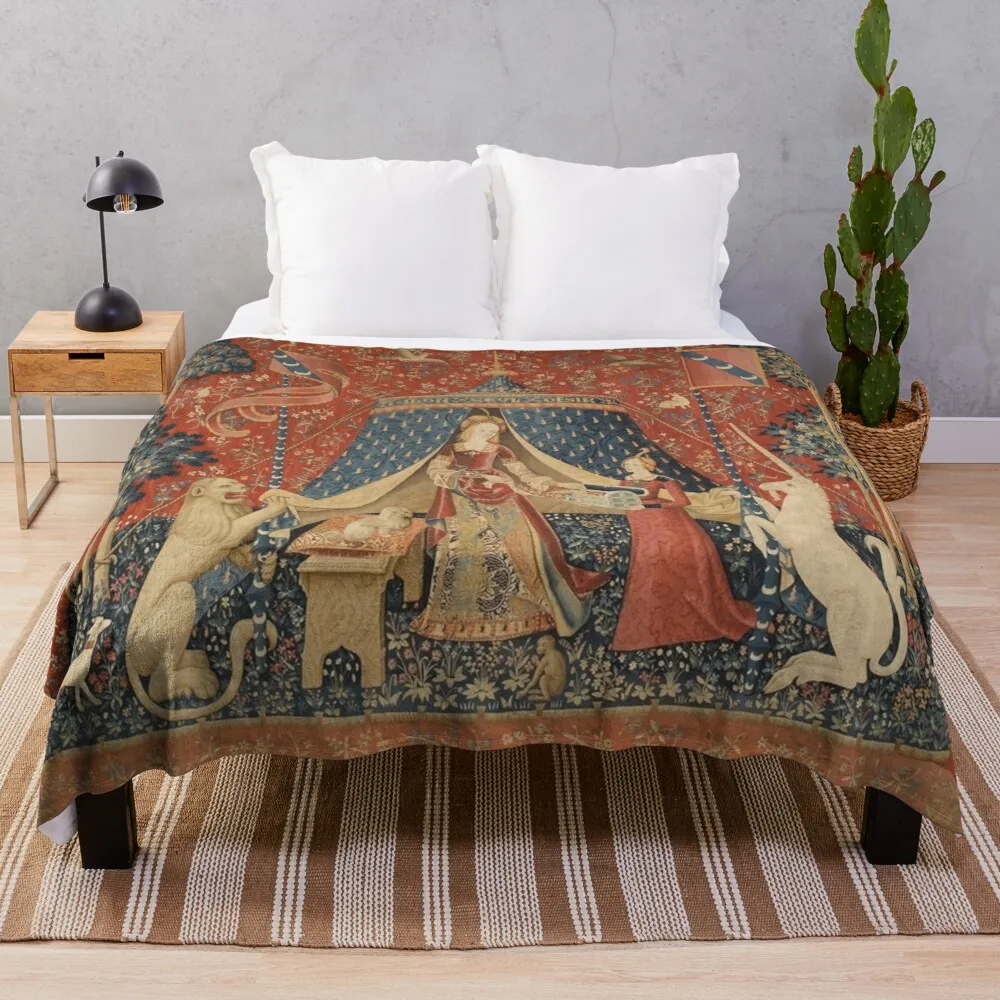 

Uma senhora com um cobertor unicornthrow cobertor bonito