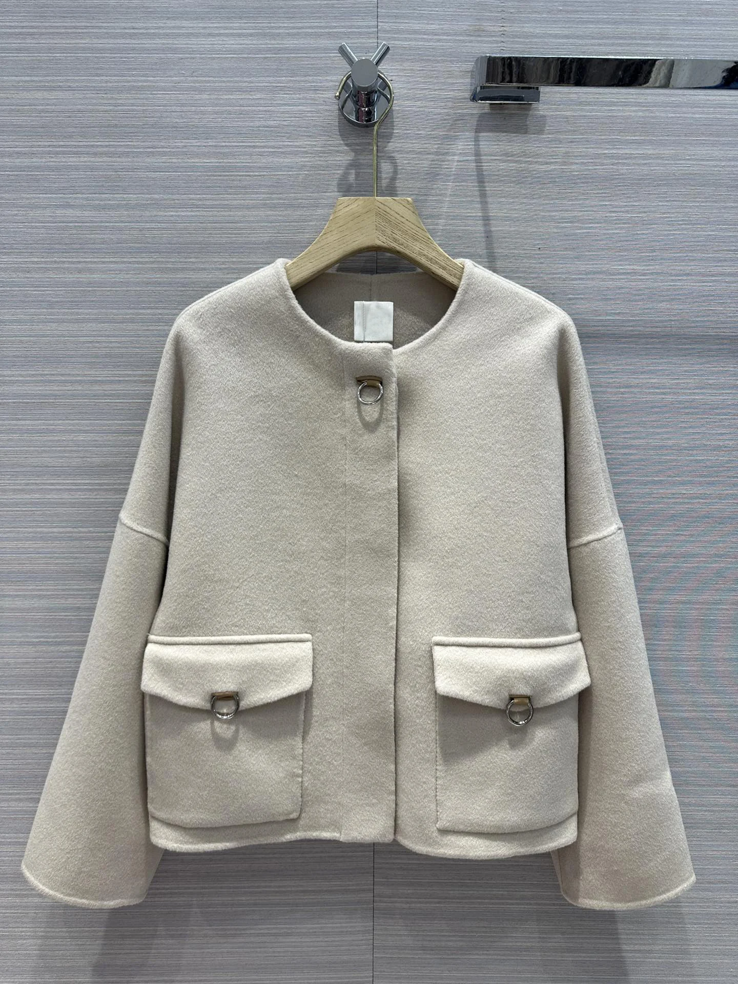 

Equestrian style double-sided cashmere, elegant intellectual temperament gentle, spliced leather hardware buckle6.25
