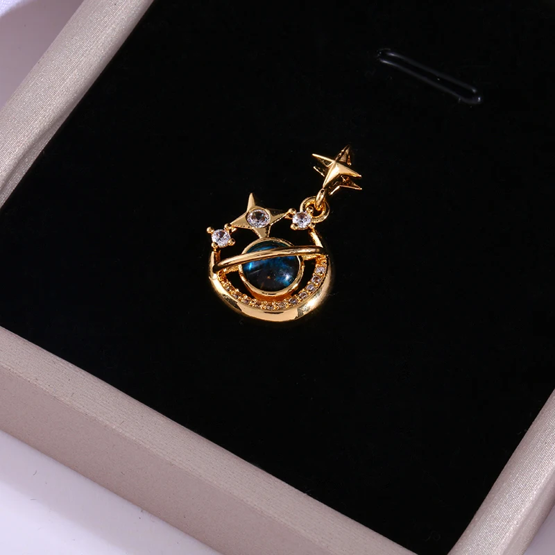 Колье со звездой в стиле Y2K создает ощущение роскоши и нишевого дизайна для