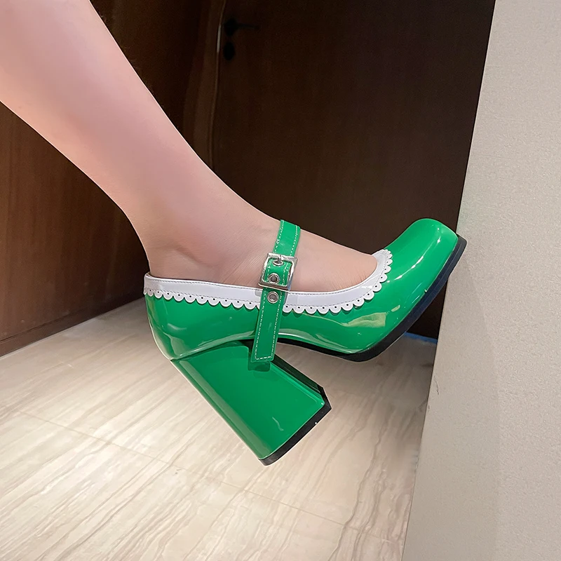 Туфли-лодочки из лакированной кожи с волнистыми краями и металлической пряжкой