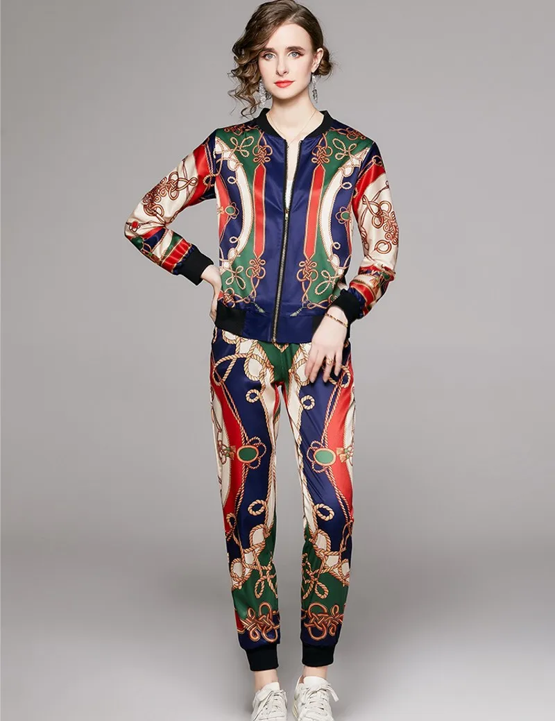 

Женская куртка на молнии с принтом и брюки-карандаш