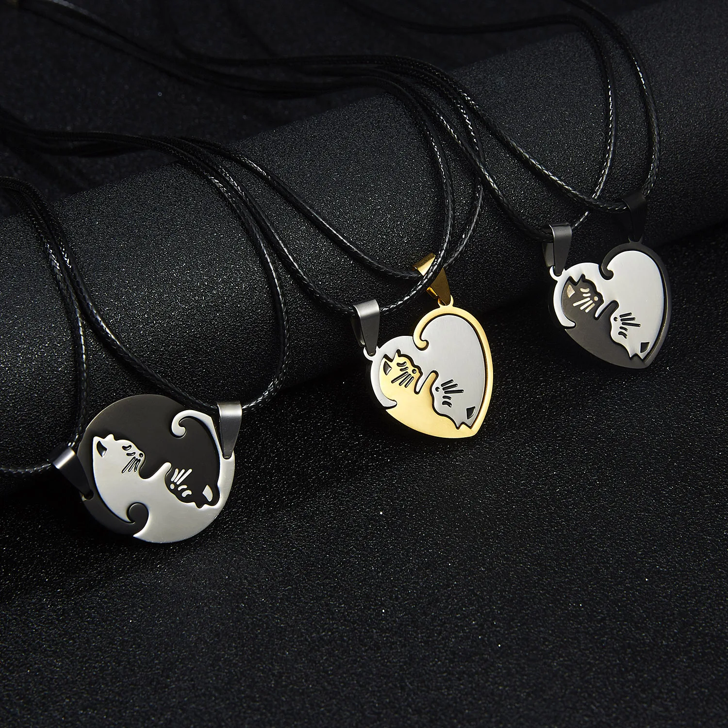 

2pcs Fashion Round Heart-shaped Love Black White Yin and Yang Tai Chi Hug Lovers Stainless Steel Cat Necklace Gifts Wholesale