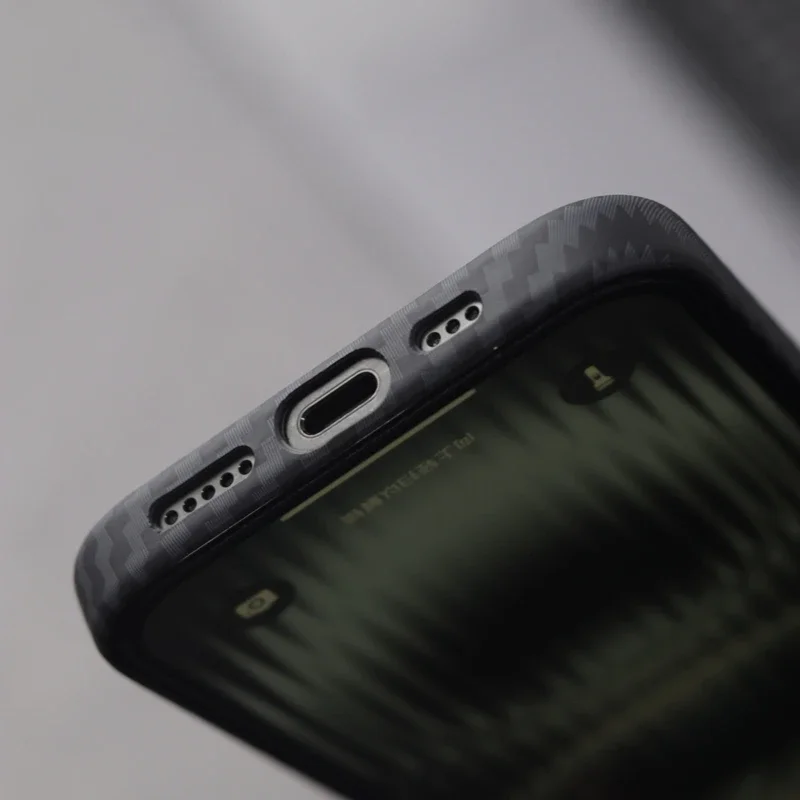 Фото Новый магнитный черный чехол для iPhone 17, 16, 15 Pro Max MagSafe, жесткая задняя крышка из углеродного волокна, защитный чехол для телефона №5