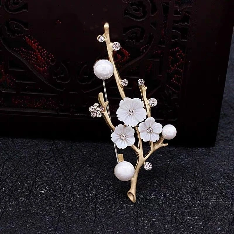 

Plum Flower Brooches Ladies Pearl Corsage Cute Silk Scarf Buckle Pins Clothing Accessories Backpack Hat Shirt Lapel Jewelry Gift