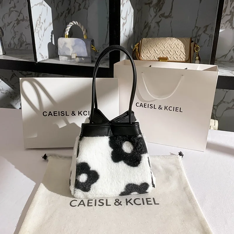 Рисунок 3 - Модная женская меховая сумка с