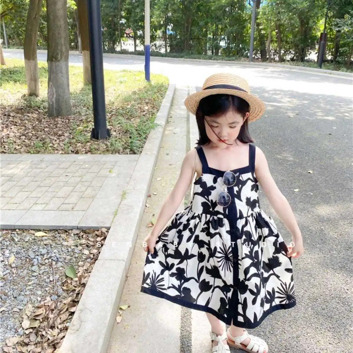

YingShiTong Summer 2023 New Graffiti Fashion Girls Condole Belt Dress Flower Princess Brim