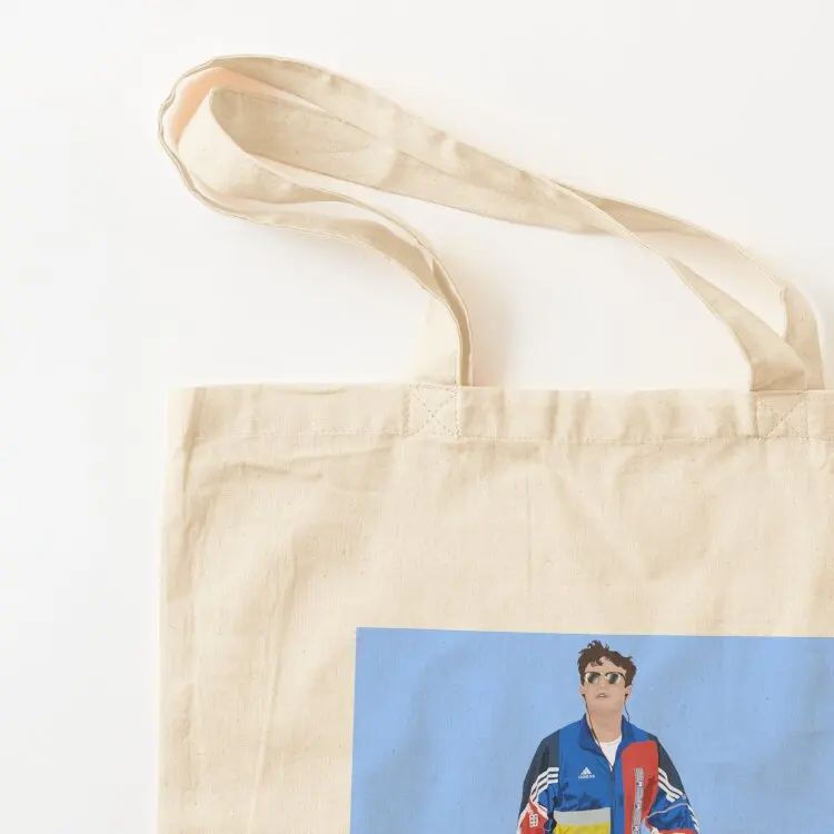 Копия Paul Mescal (удерживающая розовый джин Gordon's Crabbies и креветки коктейльные чипсы)