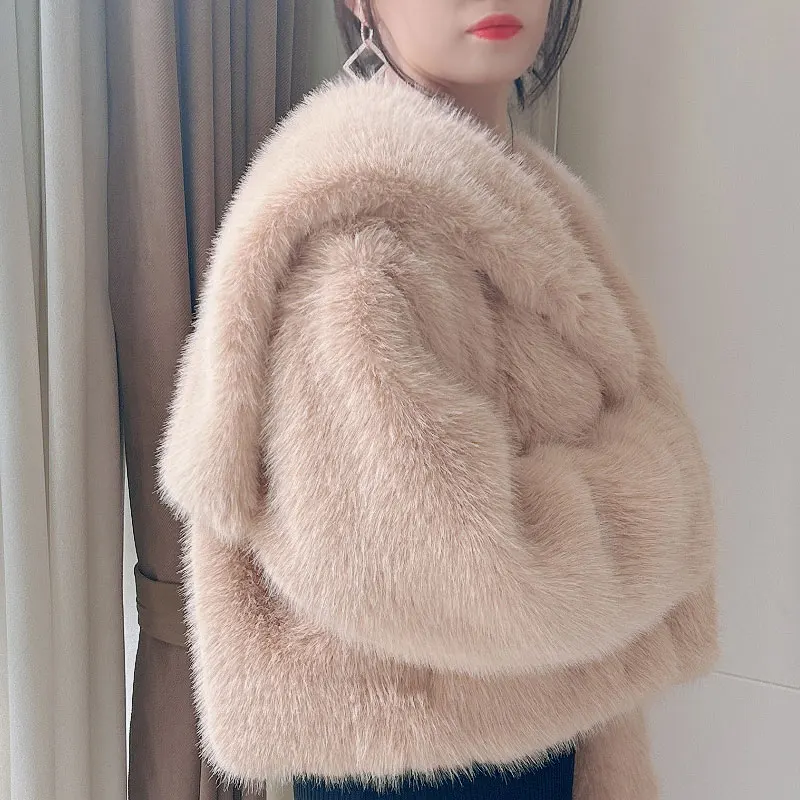 Осенне-зимнее короткое пальто с искусственным лисьим волосом