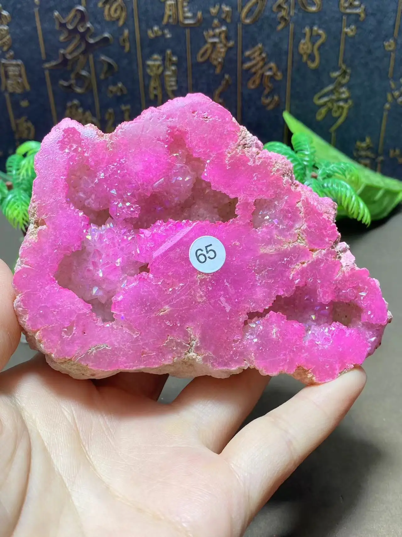 Украшение в виде пещеры из натурального кварцевого кристалла. Домашний декор.