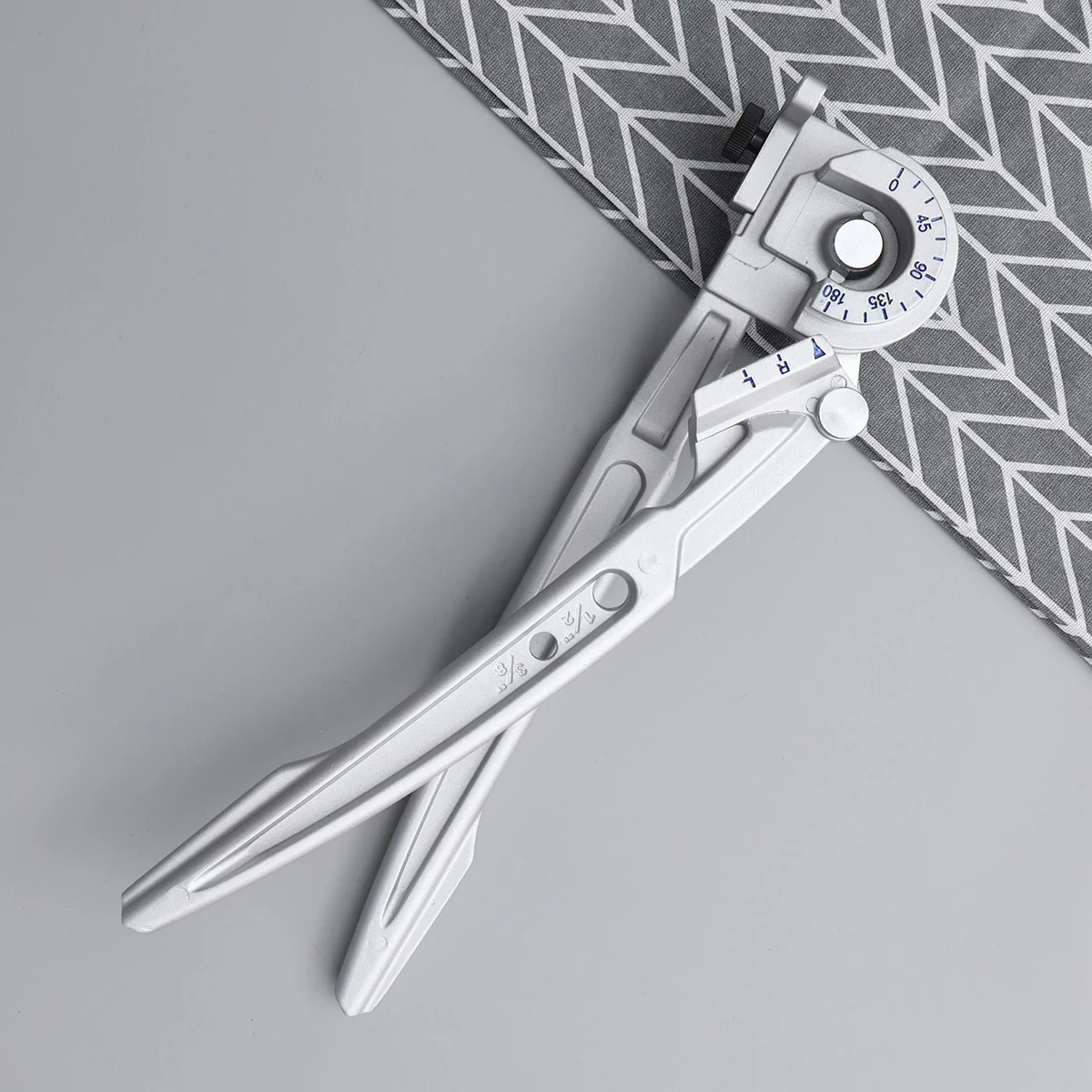 

Handheld Tube Bender Bending Tool Manual Elbow Tool for Copper Aluminum Steel Pipe Air Conditioning Tube 10/12mm (Silver)