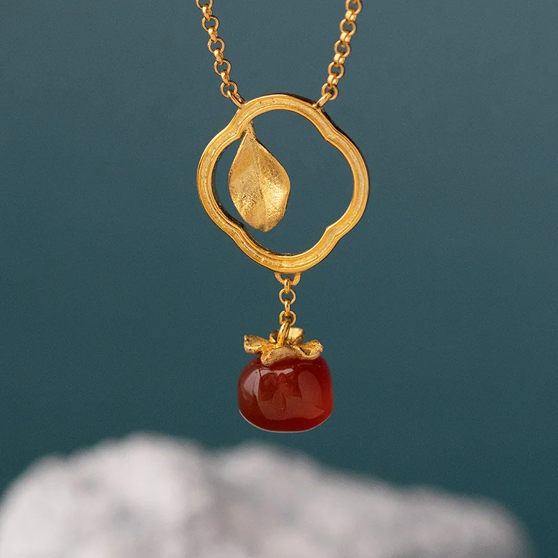 

Женское колье-чокер из серебра 925 пробы с красным агатом