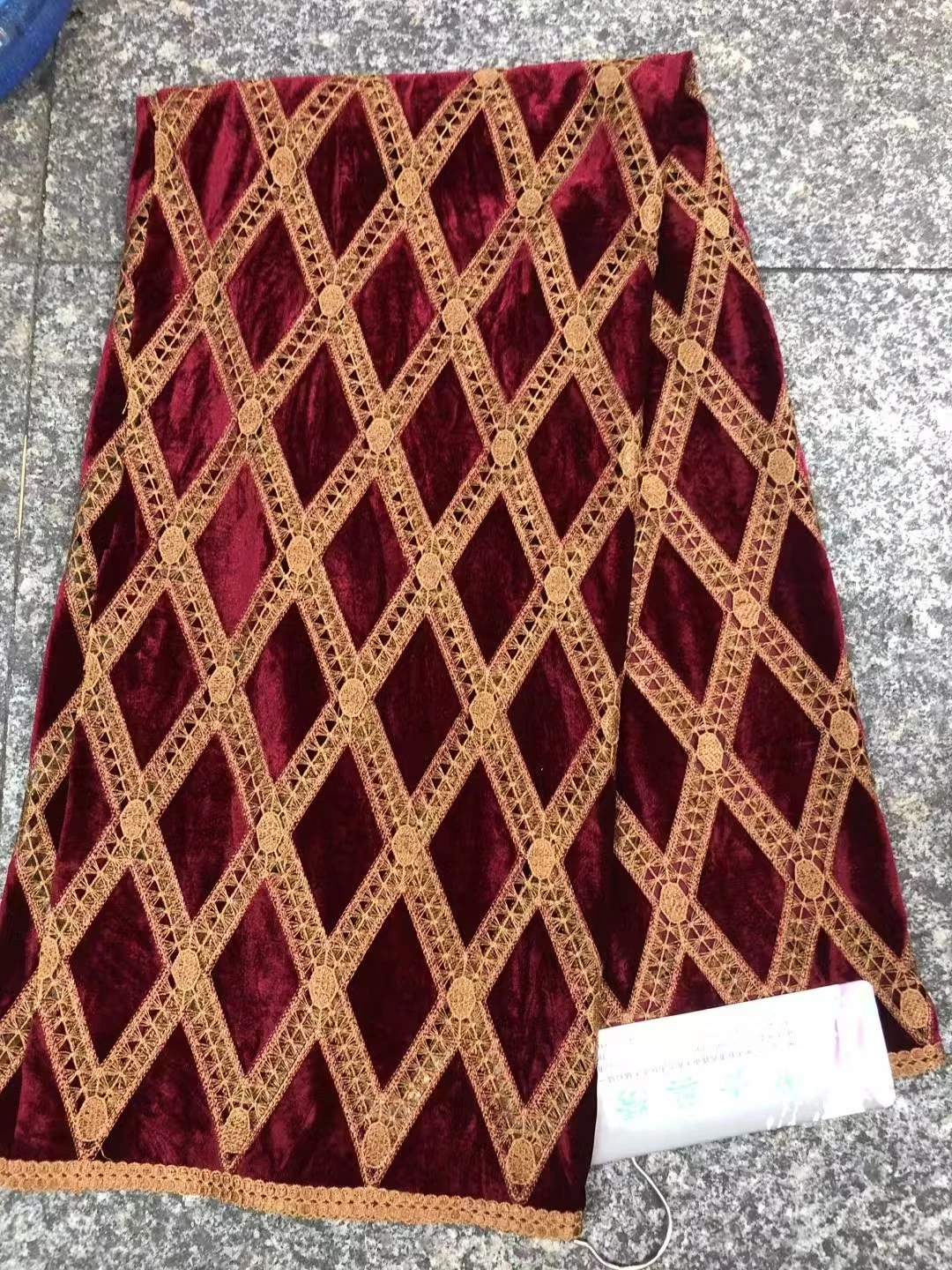 Красная бархатная кружевная ткань геометрической формы черная лазерная резка