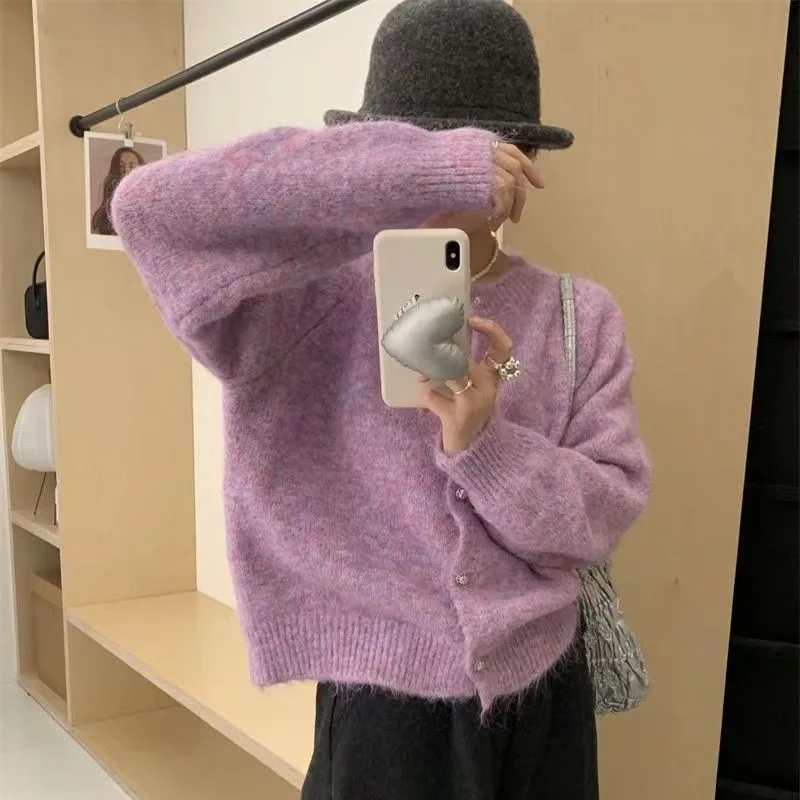 Уютный трикотажный кардиган с круглым вырезом и пуговицами свитер женская