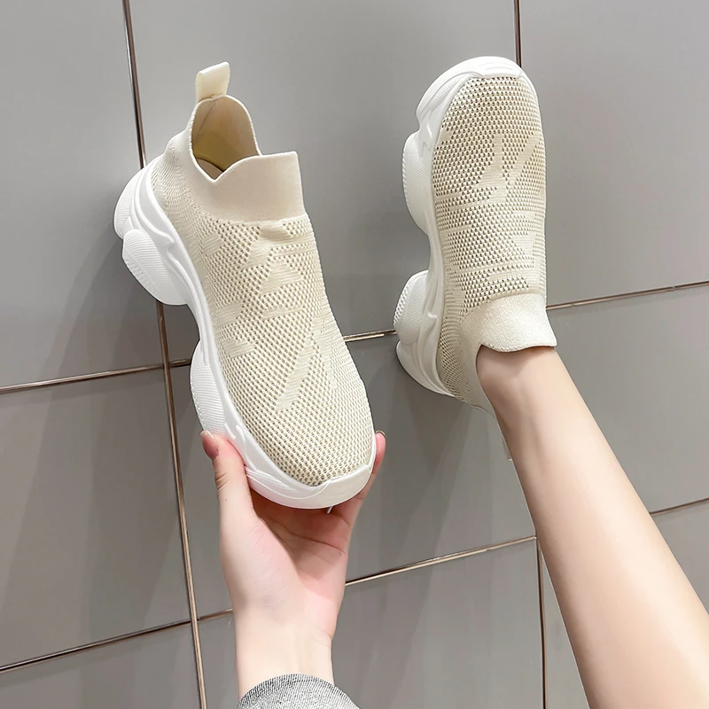 

Новинка 2022, дышащая сетчатая Спортивная повседневная женская обувь, кроссовки на толстой подошве, комплект без шнуровки, маленькая белая об...