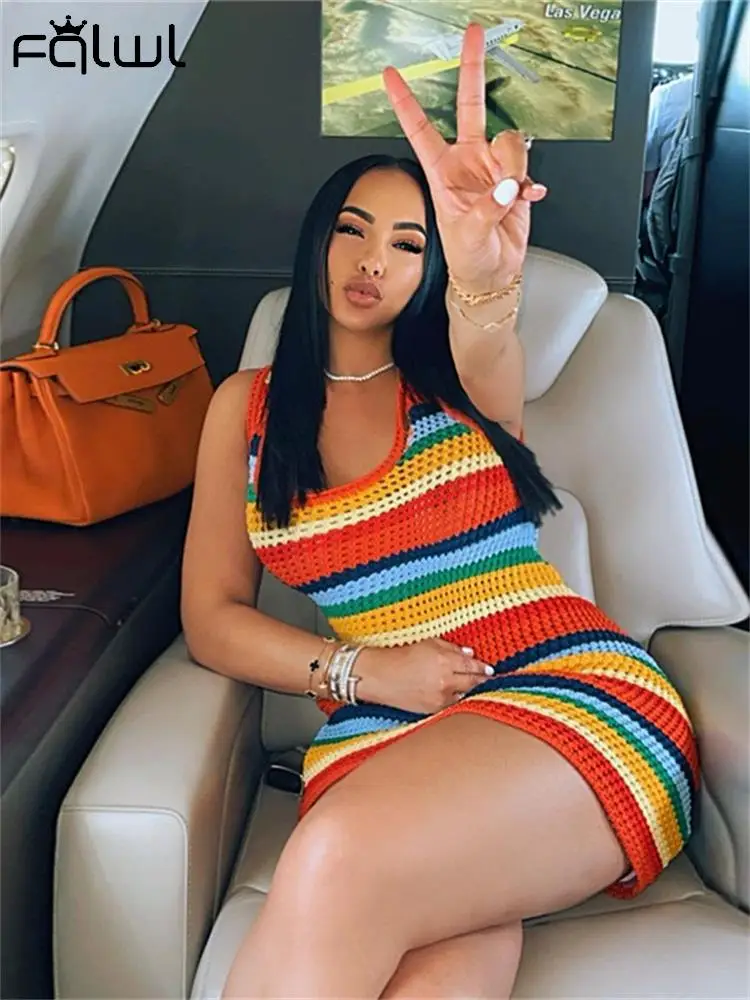 

Женский трикотажный мини-сарафан с открытыми плечами