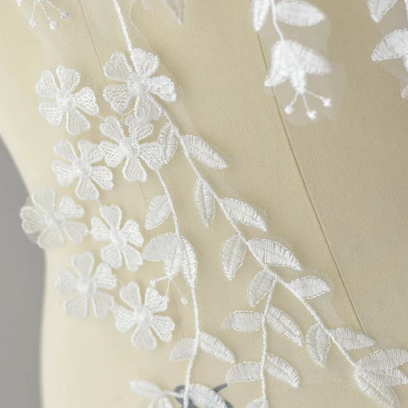 Кружевная аппликация цвета слоновой кости аппликации на воротнике с вырезом