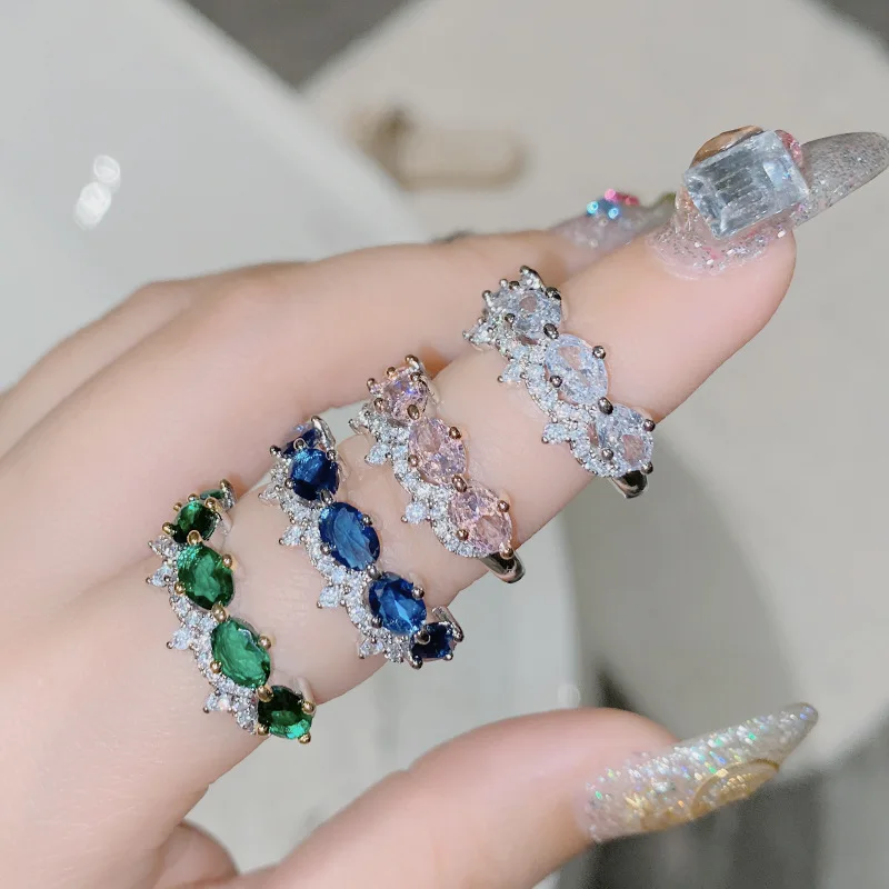 Женское кольцо с разноцветными драгоценными камнями и кисточками в виде розы