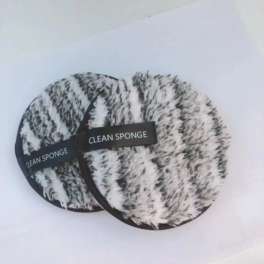 Одна штука многоразовой салфетки для снятия макияжа и очищения лица из микрофибры со встроенной двойной структурой для удобства уборки.