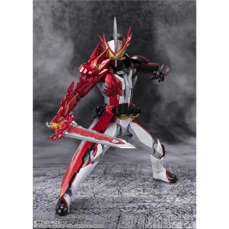 Фото В наличии: Bandai S.H.Figuarts Kamen Rider Saber Brave Dragon Reiwa, подвижная фигурка, коллекционная модель, официальный продукт. №5
