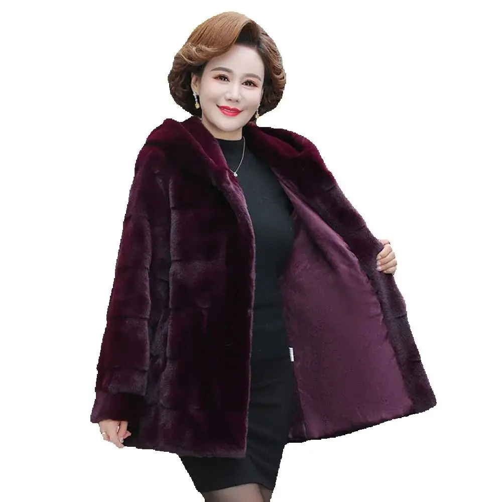 Женское зимнее меховое пальто с капюшоном короткое теплое из искусственного