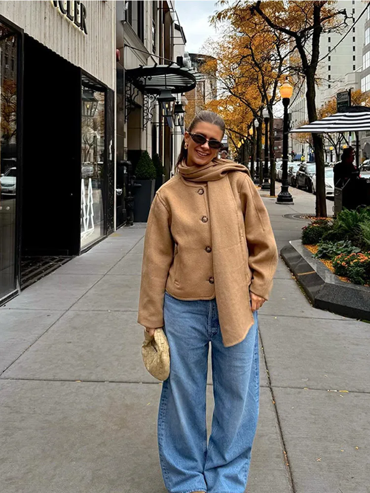 Шикарная женская короткая шерстяная куртка цвета хаки с шарфом и воротником