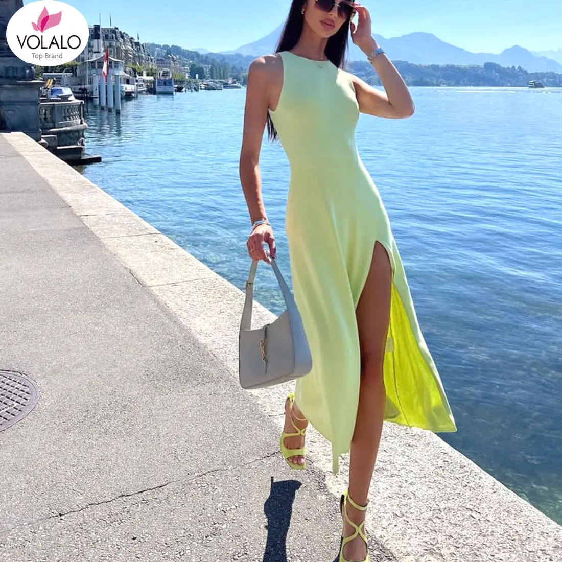 Женское трикотажное платье-миди с разрезом без рукавов