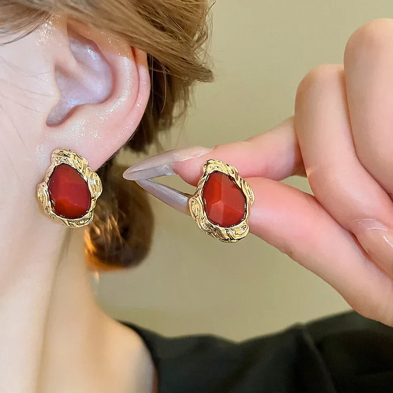 Женские серьги-гвоздики в винтажном стиле