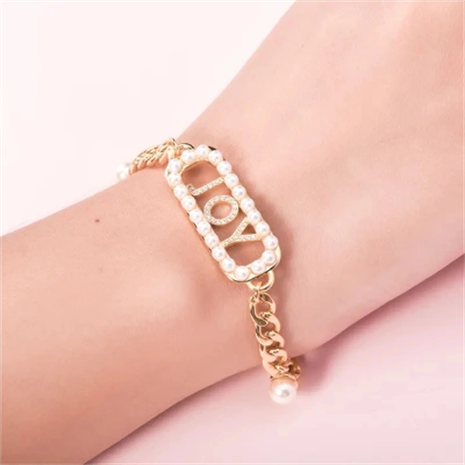 

Custom Name Bracelet With Capital Letter Inlaid Zircon Pearl Chain Personalized Gold Plated Iced Out Letter Bangle Jewelry Gifts