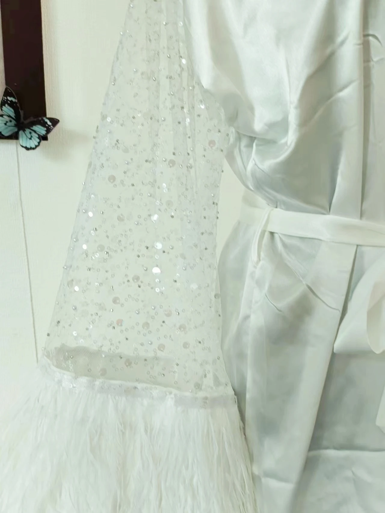 Халат женский атласный с бриллиантами и перьями роскошный короткий Свадебный