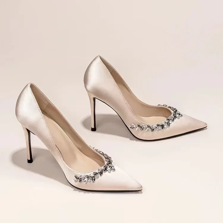 Атласные туфли-лодочки на шпильке с острым носком во французском стиле женские