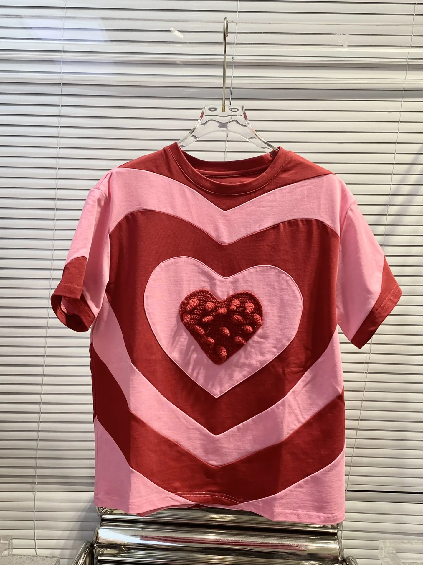 

Niche new British red pink T-shirt three-dimensional love splicing short sleeve collision color top