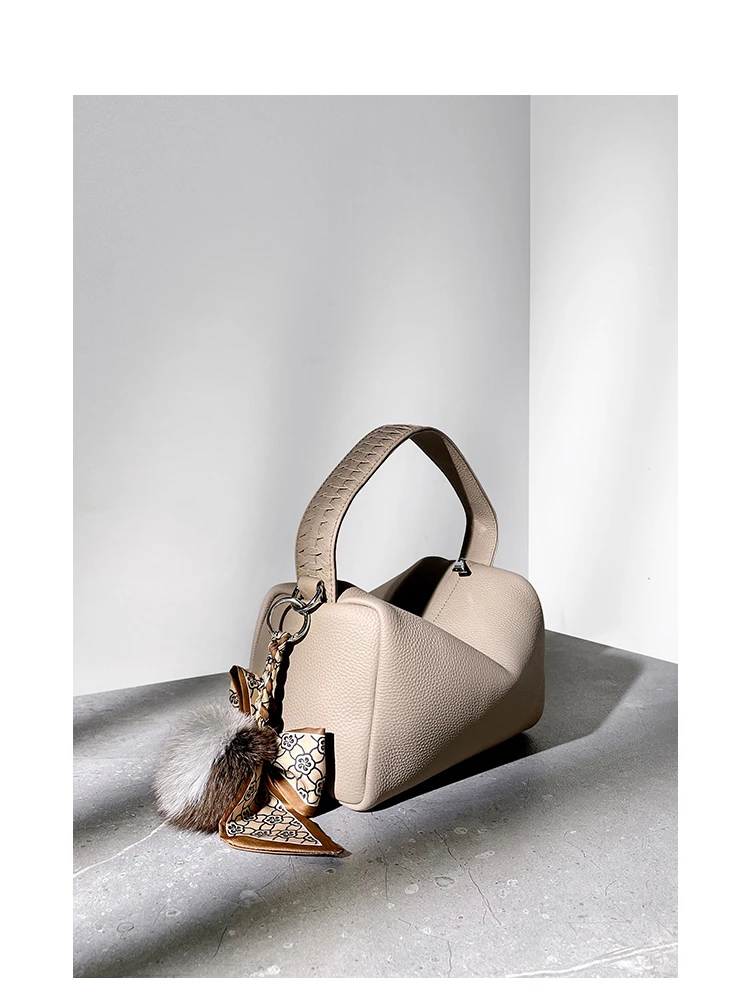 

2022 New Top Layer Cowhide Puffer Bag Woven Portable Lunch Box Bag Single Shoulder Diagonal Span Bag