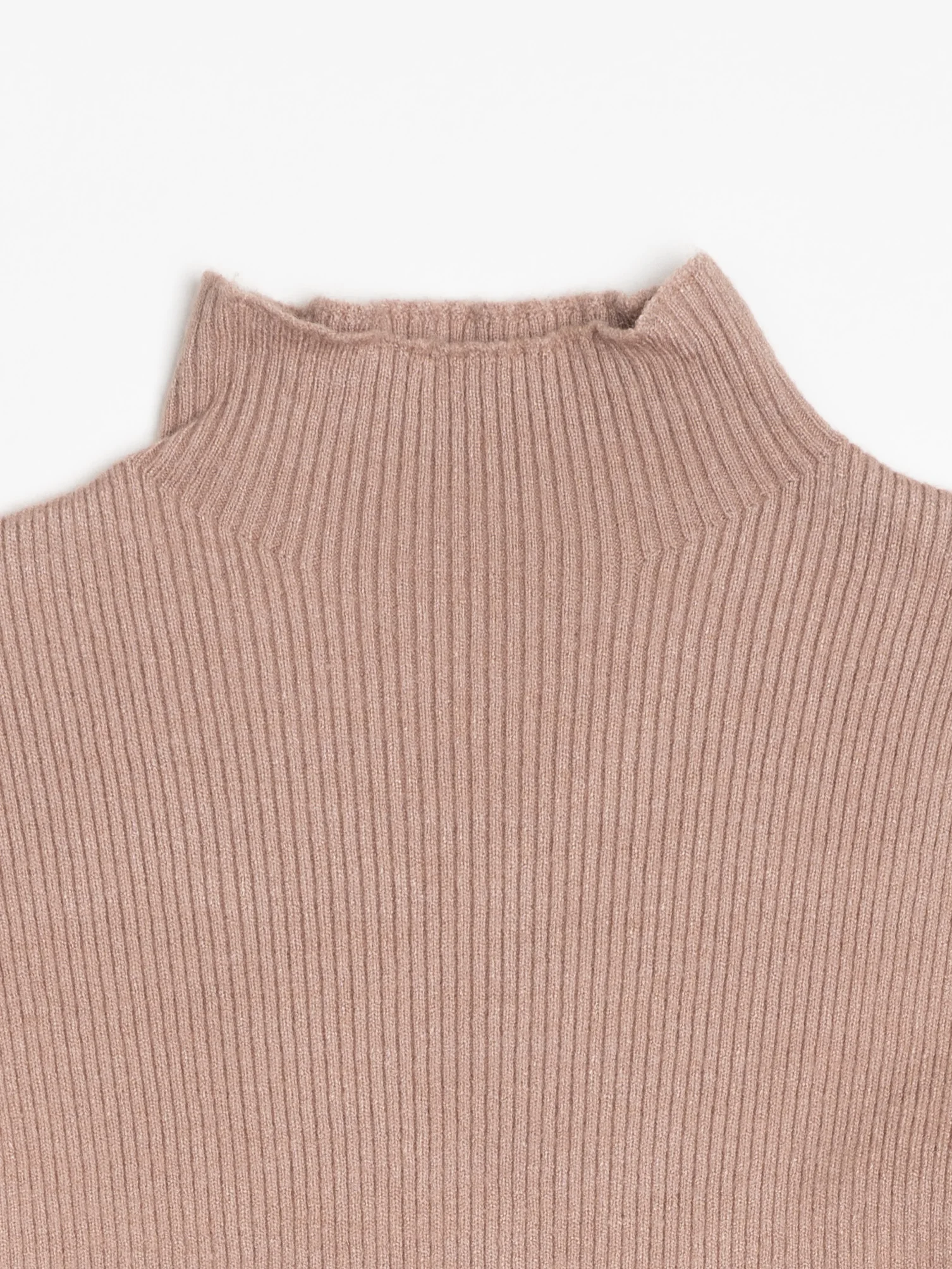 Женский свитер-водолазка в рубчик