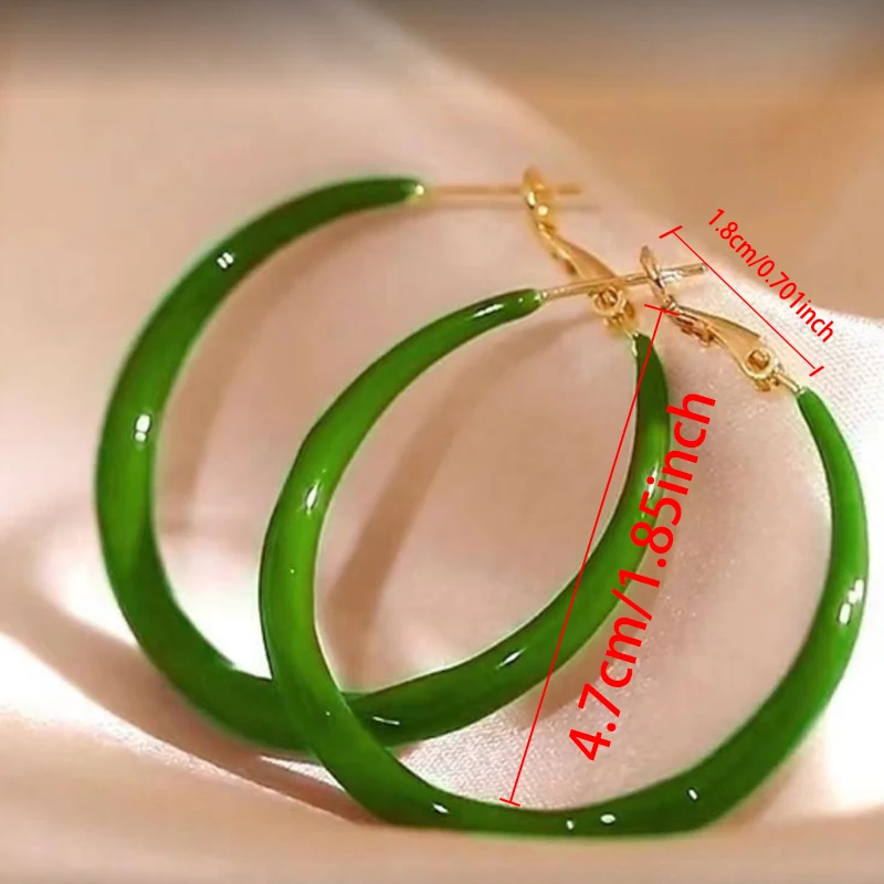 Элегантные большие серьги-кольца зеленого цвета с геометрическим рисунком для
