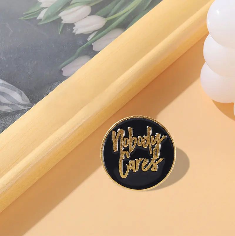 

10 шт./лот эмалевые булавки никто не ухаживает за движущимися брошками Мотивационная Цитата жизни Сумочка шляпа лацкан значок подарок для по...