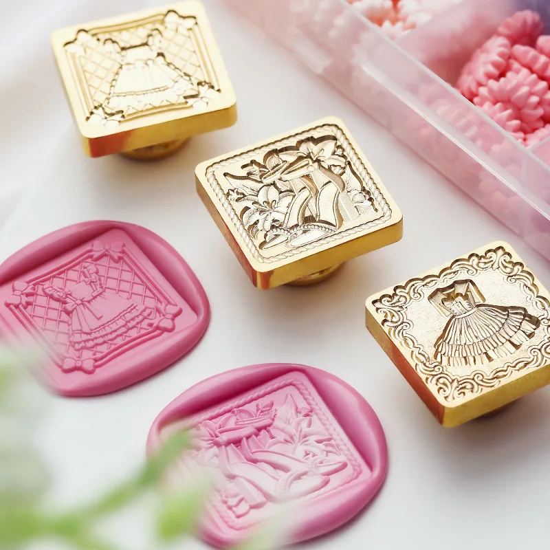 

Ball Mask Wax Stamp Relief Flame Seal Copper Head Girl Heart Seal Artistic Cute Girl Seal Head Wedding Greeting Card Decoration