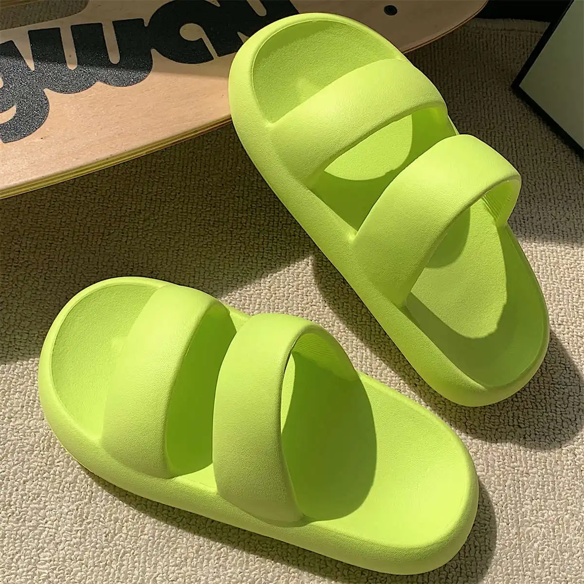 2022 new women's summer sandals and slippers for outside wear couples soft bottom indoor home slippers for men.