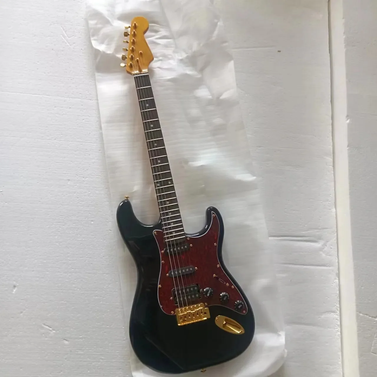 

Customized st Black Electric Guitar and Floyd Rose Bridge Red Guitar Inventory from Chinese Factory for Fast and Free Shipping