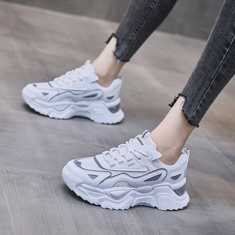 Женские кроссовки на толстой подошве с круглым носком