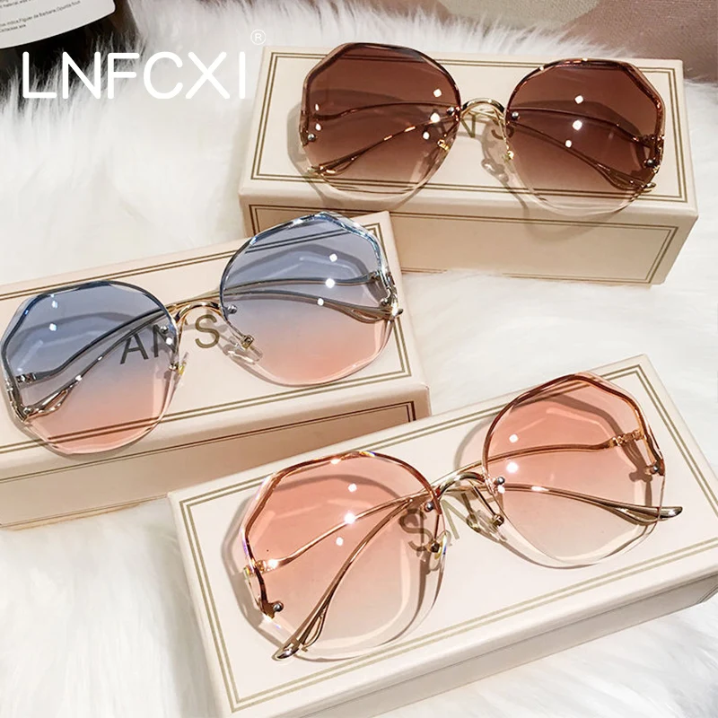 

2022 Модные женские солнцезащитные очки LNFCXI с градиентом чая, очки без оправы с водной огранкой, металлические изогнутые дужки, мужские солнц...