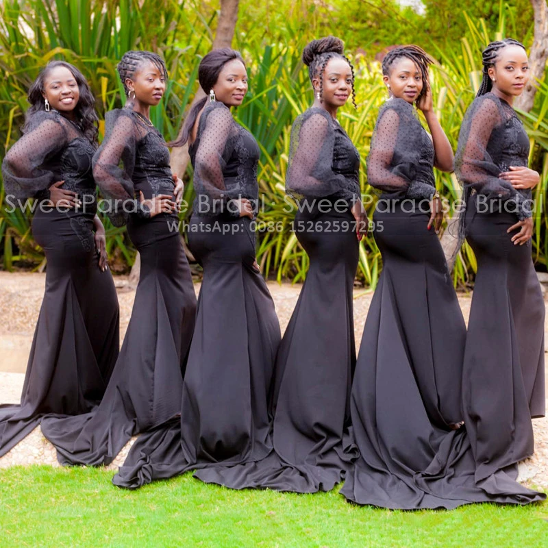 

Черное платье-футляр в горошек с одним длинным рукавом и одним открытым плечом